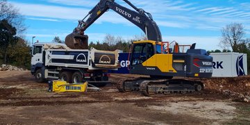 LAVORI DI SCAVO IN CORSO AL GARAGE PER I VEICOLI PESANTI