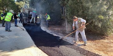 ASFLATAMENTO DEL TRATTO DELLA CONDOTTA IN PRESSIONE, ALL’IDAR  CUVI IN CORSO I LAVORI DI POSA IN OPERA DEL CEMENTO ARMATO E IL MONTAGGIO DELLA CARPENTERIA EDILE