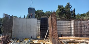 TERMINATA LA  POSA IN OPERA DEL CALCESTRUZZO AL SEMINTERRATO DELL’EDIFICIO AMMINISTRATIVO  ALL’IDAR CUVI, IN CORSO I LAVORI DI SCAVO DELLA CONDOTTA IN PRESSIONE VERSO I CAMPI SPORTIVI