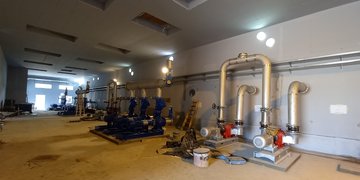 IDAR CUVI – IN CORSO IL MONTAGGIO DEGLI IMPIANTI AL BACINO DI FITODEPURAZIONE, POSA IN OPERA DEGLI IMPIANTI IN ALTRE STRUTTURE