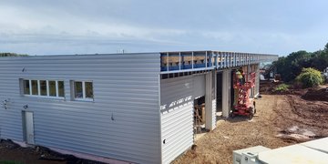 SI STA PORTANDO A TERMINE IL MONTAGGIO DELLA FACCIATA DEL GARAGE, IN CORSO LA POSA IN OPERA DELLE PIASTRELLE IN CERAMICA ALL’EDIFICIO AMMINISTRATIVO